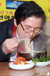대구 서문시장 칼국수 맛보는 황교안 전 총리