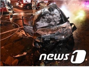 동부간선도로서 중앙분리대 충돌 후 화재…운전자 중상