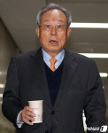 취재진 보고 놀라는 박관용 한국당 선관위원장