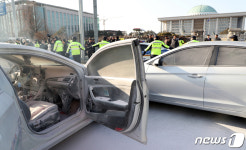 국회 앞 불에 탄 택시