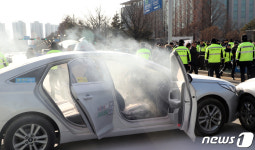 연기 뿜어져 나오는 국회 정문 앞 분신 시도 택시