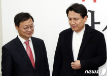 인사하는 김진태 후보와 김영종 당 윤리위원장