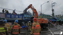 청량리 농수산물시장 불…3개점포 소실·잔불정리 중(종합2보)