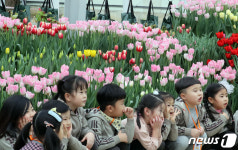 꽃 활짝 핀 식물원 찾은 어린이들