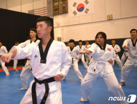 태권도 배우는 한미 해군