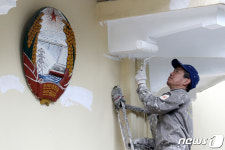 주말에도 새단장하는 北 대사관