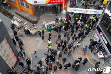 광주 충장로서 외쳐지는 5·18 유공자 명단 공개!