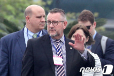 성조기 뱃지 단 미국측 인사