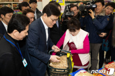 군산 공설시장 찾은 최종구 금융위원장