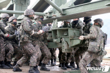 분대원 하나되어 조립교 구축