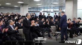 유한대학교 졸업식 깜짝방문한 문재인 대통령