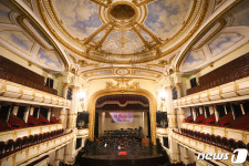 웅장한 모습의 하노이 오페라하우스