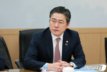 김학도 중기부 차관과 논의하는 정승일 차관