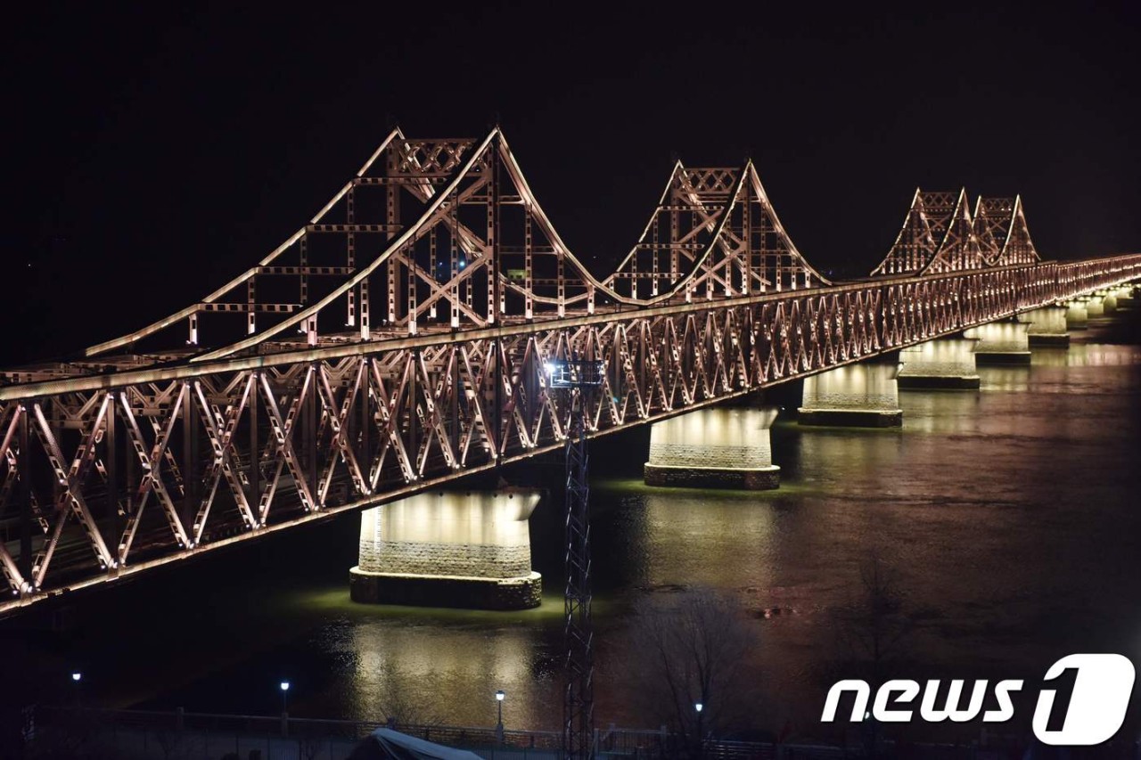 김정은, 압록강 범람 현장 도착…고립주민 구조 지시 