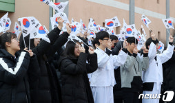 태극기 들고 만세 외치는 학생들
