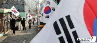 골목마다 태극기 게양해요