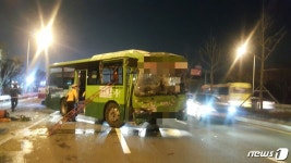 부산 사하구에서 마을버스 2대 추돌...18명 부상