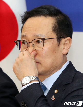 코 만지는 홍영표