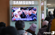베트남 동당역 도착한 김정은, TV 시청하는 시민들