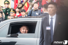 김정은 평화의 상징이 되기 위해 세상 밖으로