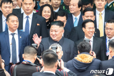 밝은 표정으로 동당역 도착한 김정은 위원장