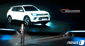 신형 코란도 설명하는 김재선 상무