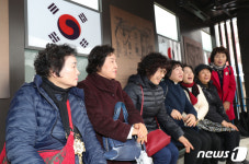 태극기의 변천사 전시된 전주 신흥중·고 정류장