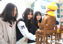 할머니들 함께 하겠습니다…춘천여고에 평화의 소녀상