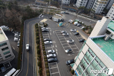 차량 2부제 운영 한산한 주차장