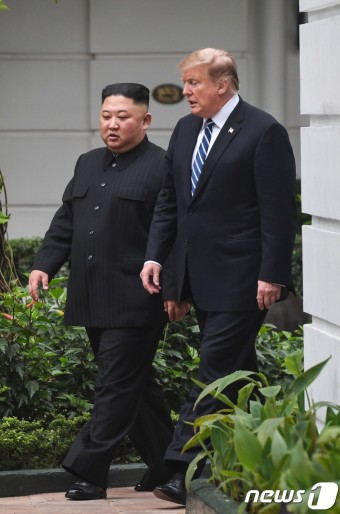 호텔 정원으로 산책나오는 트럼프와 김정은