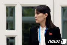 북미정상회담장 밖에서 기다리는 北 김여정