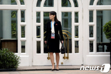 북미회담장 밖에서 대기하는 김여정