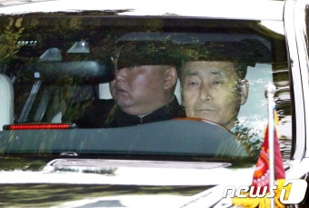 어리둥절한 표정으로 북미회담장 떠나는 김정은