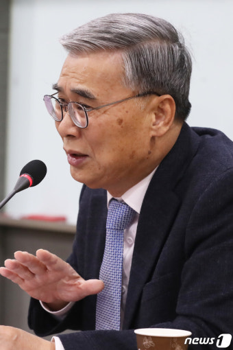 발언하는 이종석 전 장관