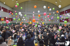 희망풍선 날리는 초등학교 신입생