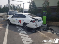  대낮 만취 차량 주민센터 주차장 돌진…부상자는 없어