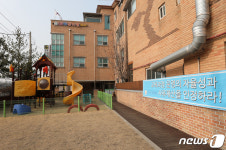 텅빈 개학연기 통보한 사립 유치원 놀이터