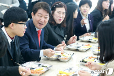대구 중학교 첫 무상급식…시장·교육감 학생과 점심식사