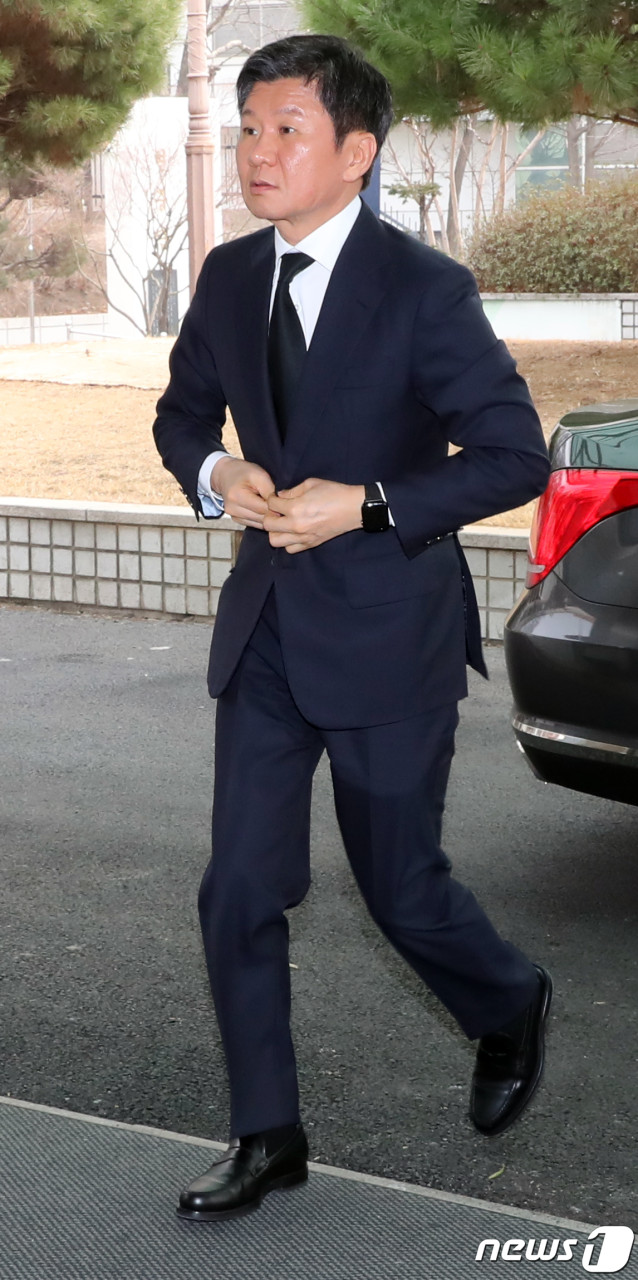 정몽규 회장, 파리서 FIFA 회장과 면담하며 자서전 선물 - 협력·친분 다지기!