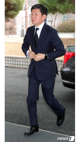 고 박용곤 회장 빈소 향하는 정몽규 회장
