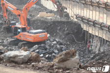 비산먼지 억제 위해 물을 뿌려보지만...