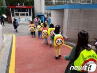 강서구, 교통사고 예방 위해 초등학교 1학년에 가방안전덮개