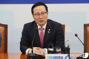 미세먼지 관련 기자회견 갖는 홍영표 원내대표