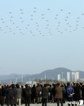 일정한 간격으로 떠오르는 드론