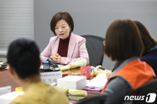 발언하는 진선미 장관