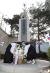 100년 전 그날...신명 3·1운동기념탑 헌화
