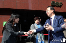 상생 촉구 떡 나눠주는 박홍근 위원장