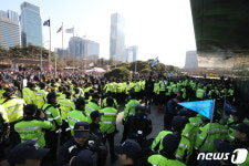 대우조선해양 노조 상경투쟁에 산업은행 봉쇄한 경찰