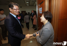 통일연구원 직원들과 인사하는 김연철 통일부 장관 후보자