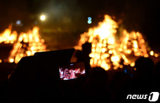 제주 들불축제서 타오르는 달집